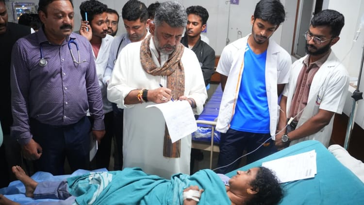 Karnataka: डिप्टी सीएम डीके शिवकुमार ने अस्पताल पहुंचकर घायलों से की मुलाकात; भारी बारिश के कारण ढही थी दीवार