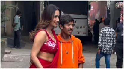 Malaika Arora welcome fan to click selfie video goes viral users praise her