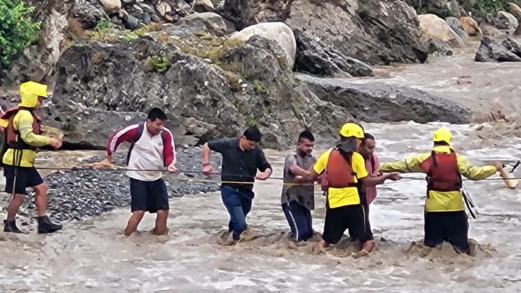 Dehradun: तेज बारिश से सहस्रधारा में बाढ़ जैसे हालात, गुच्चूपानी में फंसे सात पर्यटक, SDRF ने किया रेस्क्यू