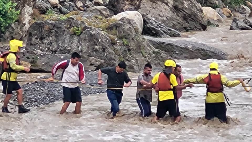 गुच्चूपानी में फंसे पर्यटक