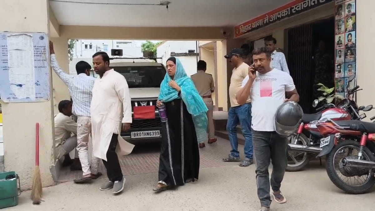 Nalanda news A woman was held hostage and robbed in Bihar Sharif, and Rs 4-5 lakh was stolen.
