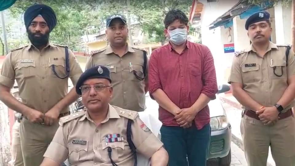 हत्या के मामले का खुलासा करती पुलिस टीम