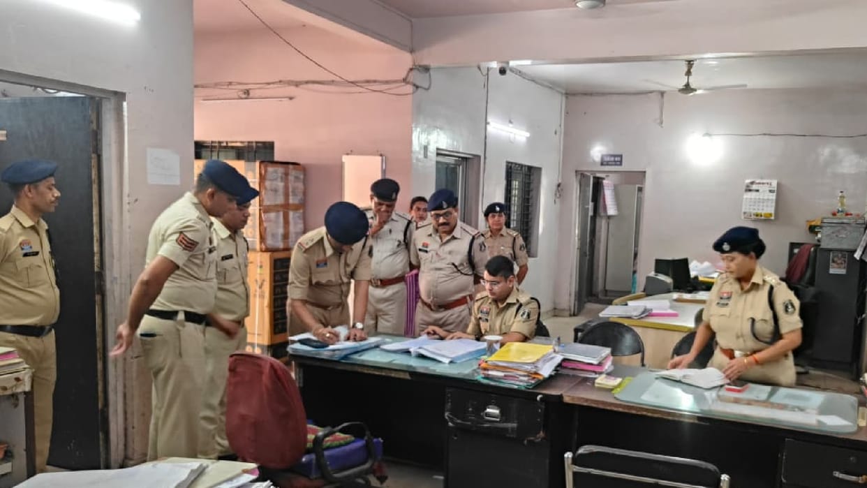 DCP conducts surprise inspection of police station, directs for increased patrolling and speedy resolution of