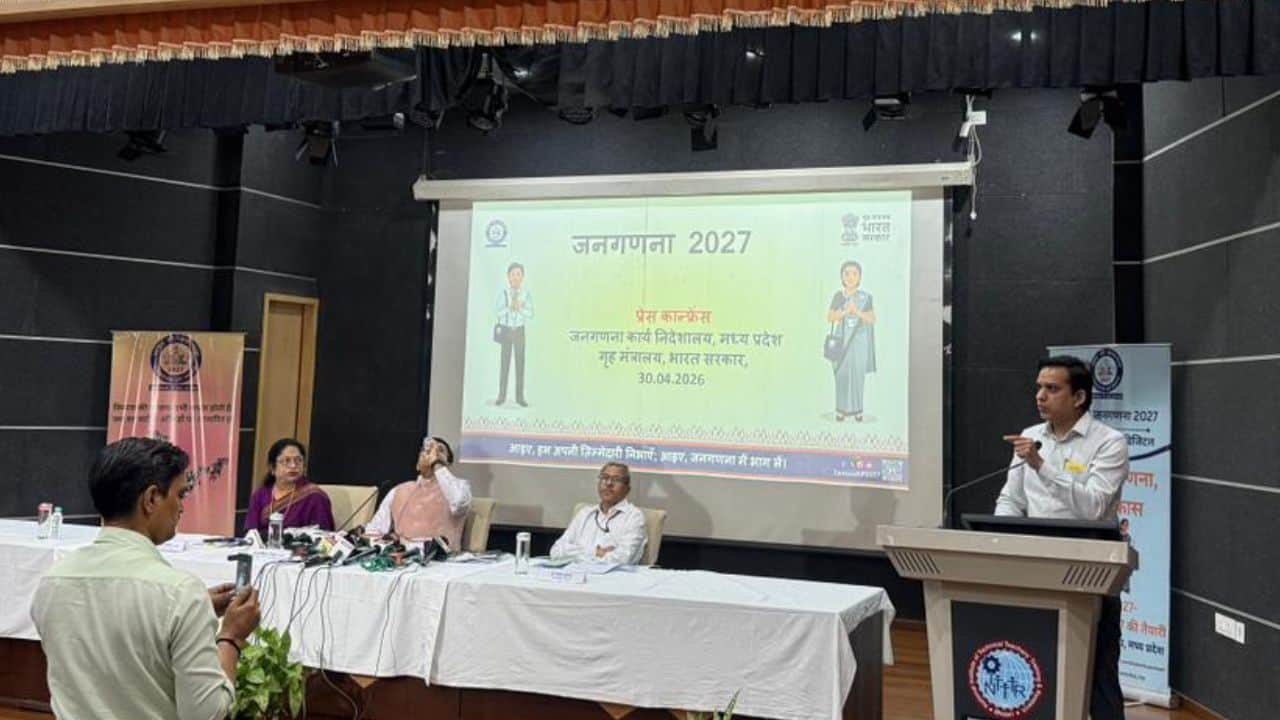 जनगणना निदेशालय के अधिकारी जानकारी देते हुए