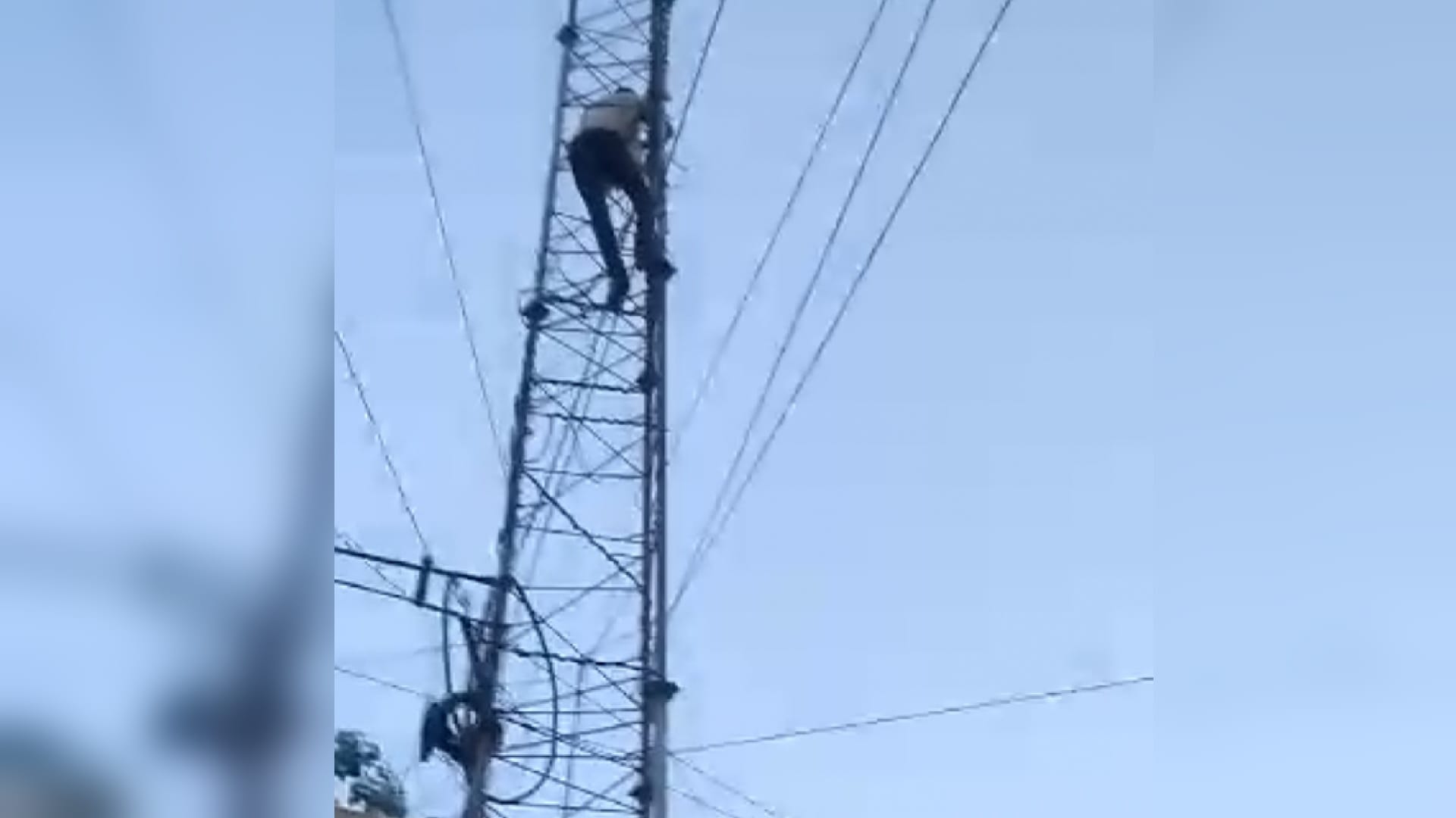 जार्जटाउन विद्युत विभाग के दफ्तर में टॉवर पर चढ़े जेई अभय यादव।