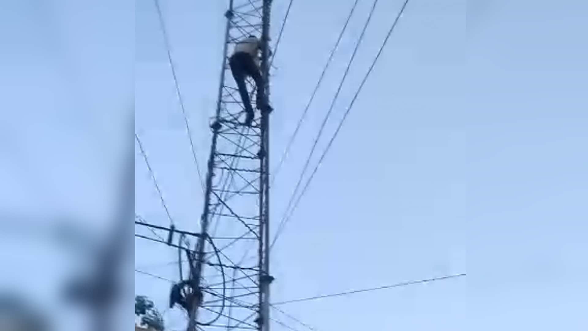 जार्जटाउन विद्युत विभाग के दफ्तर में टॉवर पर चढ़े जेई अभय यादव।