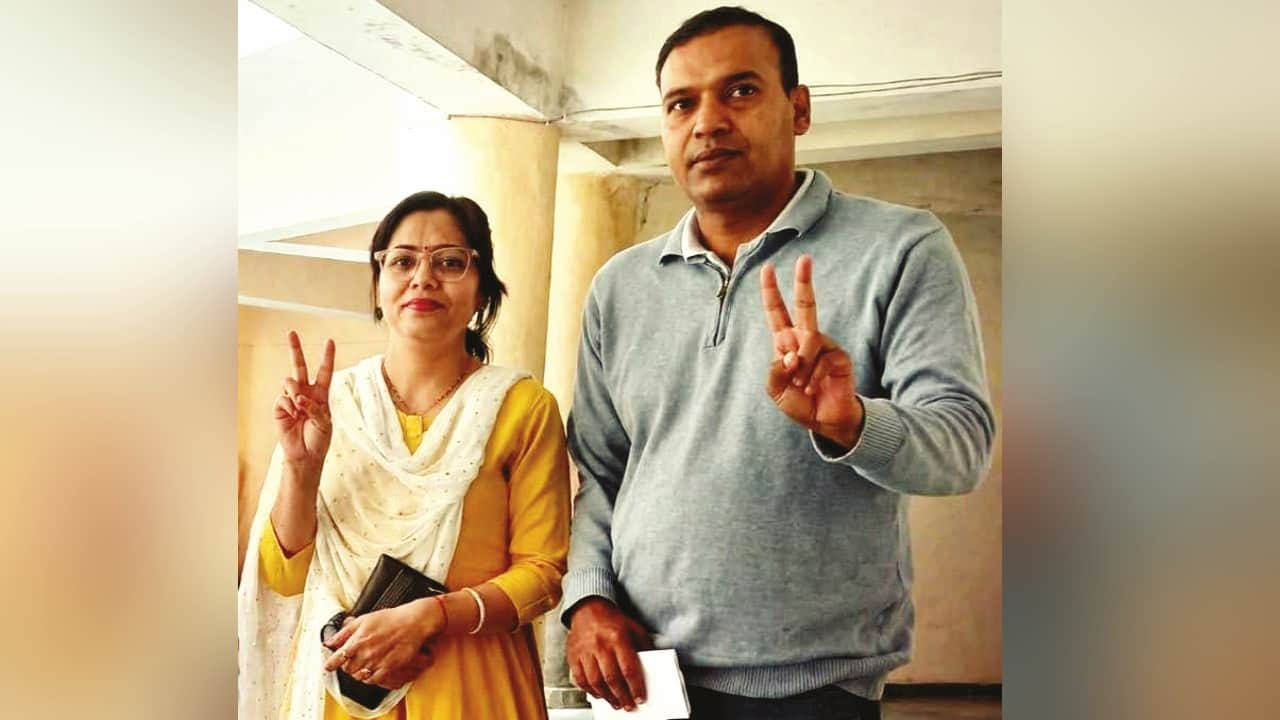 अजय धरवाल पत्नी चंद्ररेखा के साथ।