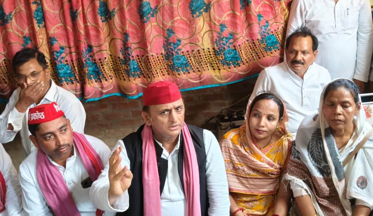 पीड़ित परिवार से मिले अखिलेश यादव