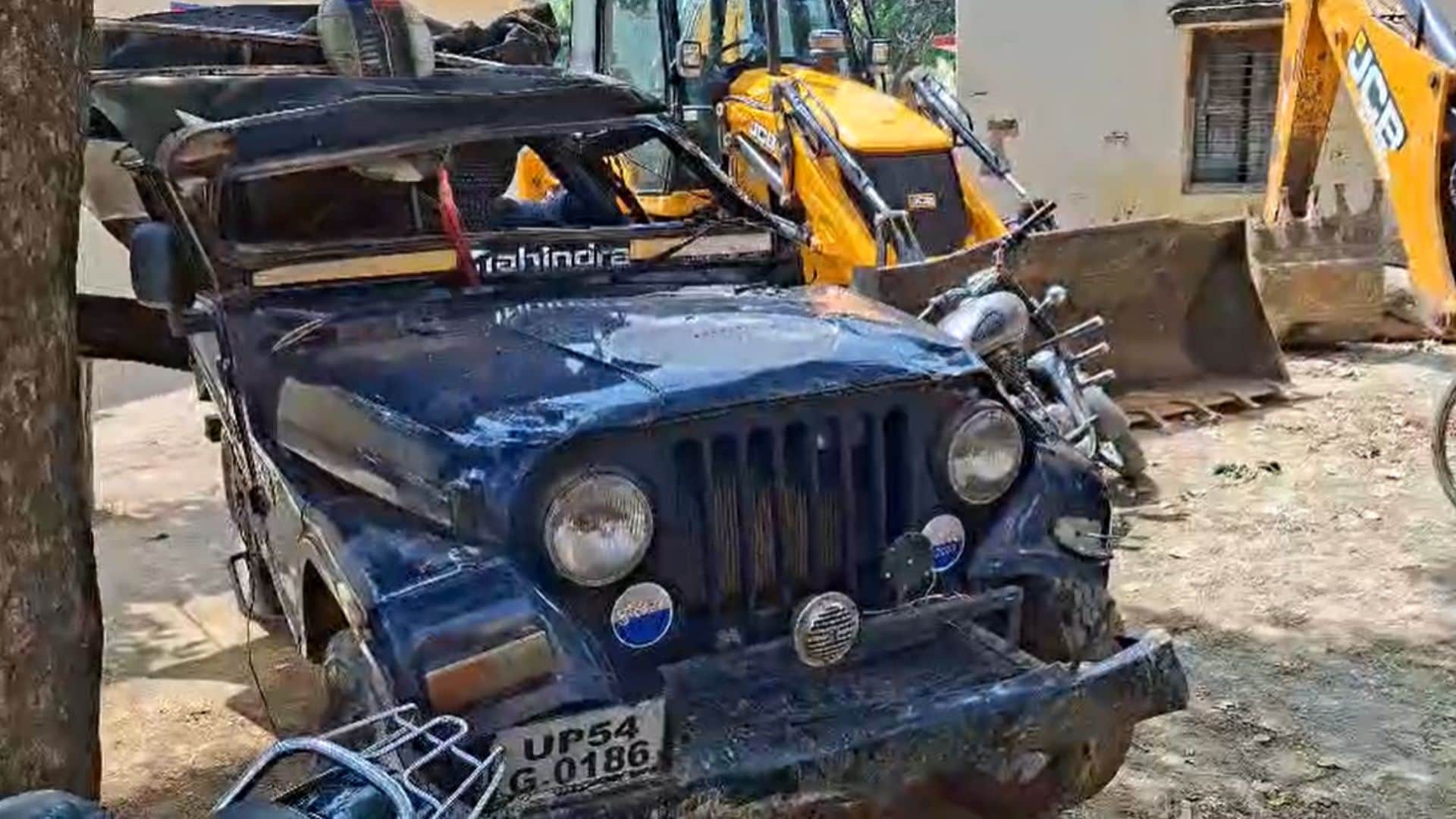 दुर्घटना में क्षतिग्रस्त वाहन