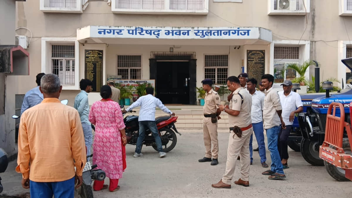 मौके पर मौजूद पुलिस