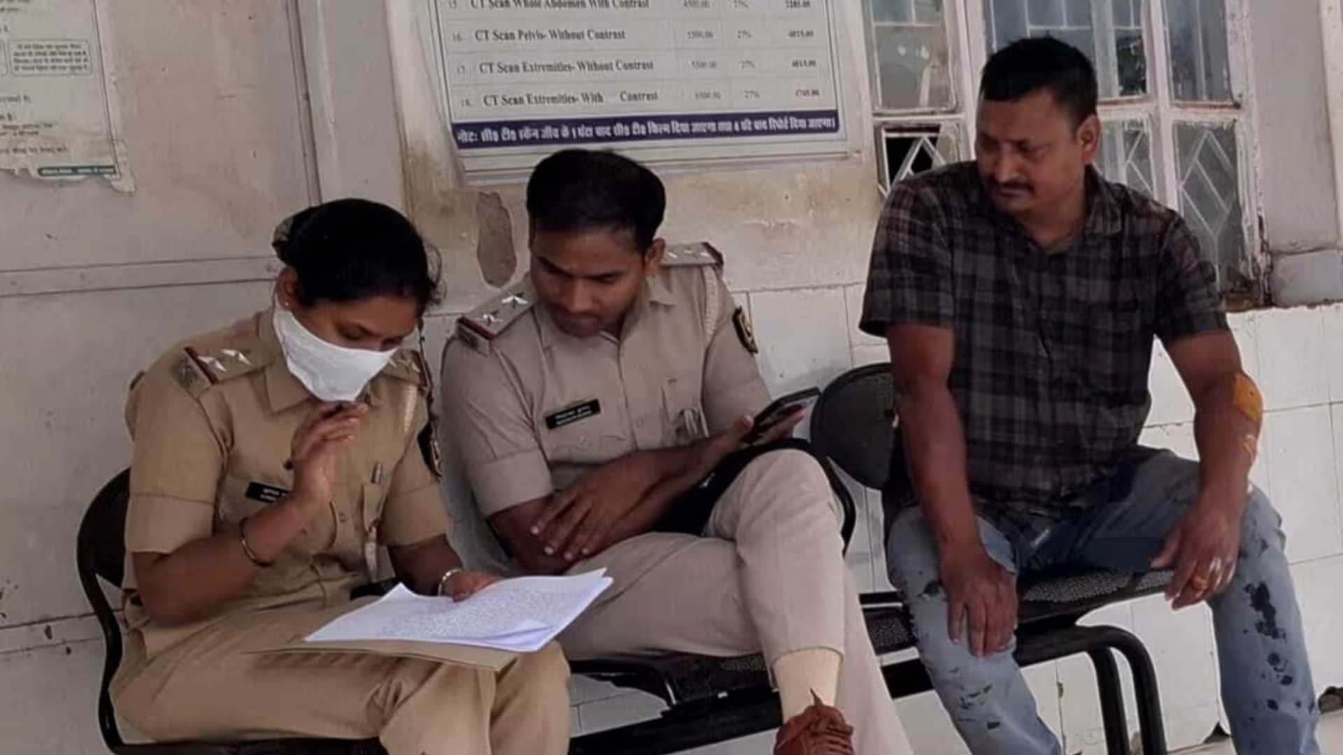 मामले की जांच पड़ताल करती पुलिस