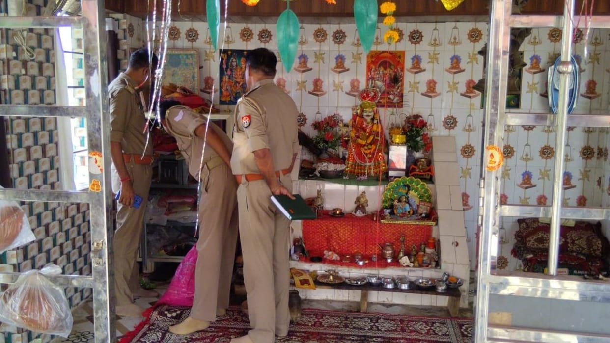 Jhansi: Thieves stole a copper snake along with a donation box and a silver crown from the temple