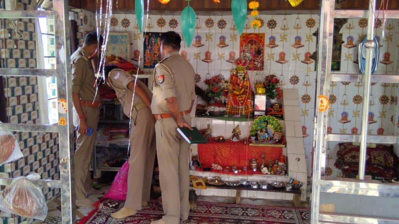 मंदिर में चोरी की घटना पर पहुंची पुलिस।