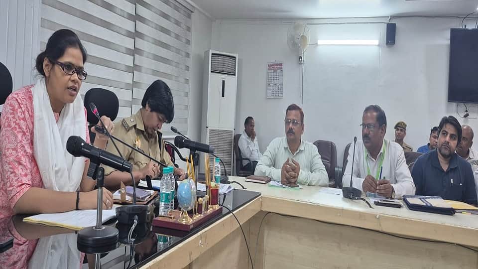 नीट परीक्षा की तैयारियों को लेकर बैठक लेतीं एडीएम नगर किंशुक श्रीवास्तव