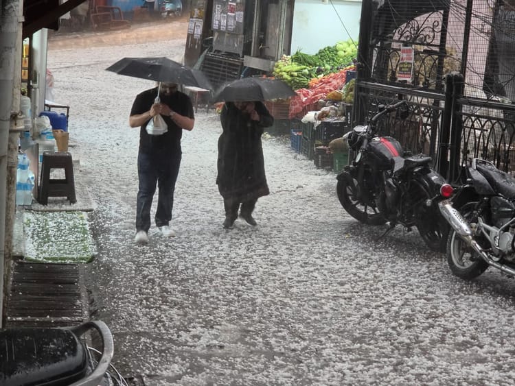 Uttarakhand Weather: पहाड़ से मैदान तक बदला मौसम, देहरादून-मसूरी में बारिश और ओलावृष्टि, गर्मी से मिली राहत