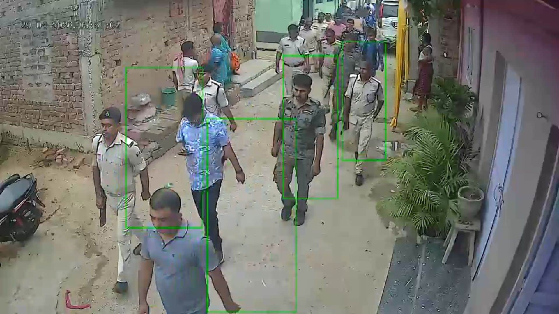 पुलिस की गिरफ्तारी के लिए जाती पुलिस