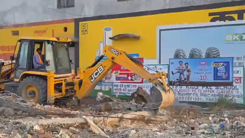 सरकारी भूमि पर बबलू के कब्जे पर बुलडोजर की कार्रवाई