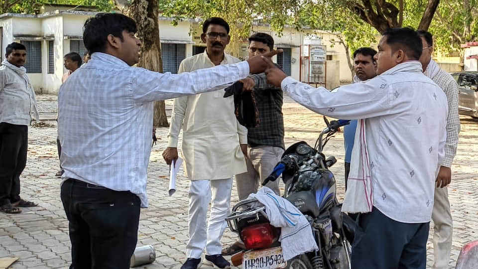 प्रधान व सचिव के बीच हुई मारपीट