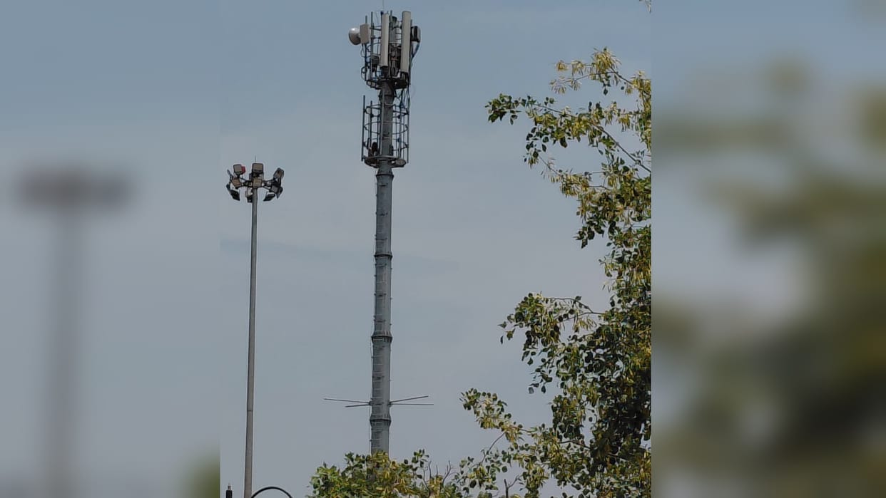 Prayagraj News: Call my wife or I will jump, high voltage drama at Chheoki station