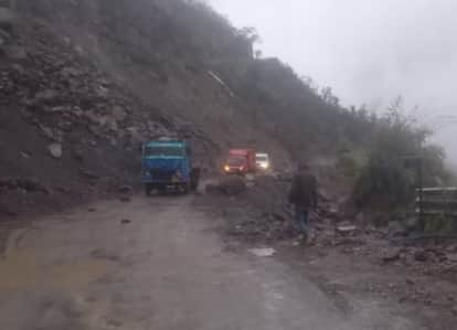 Kotdwar Pauri Highway Disrupted for Three Hours dur to Debris Blocks Road Between Gumkhal and Satpuli