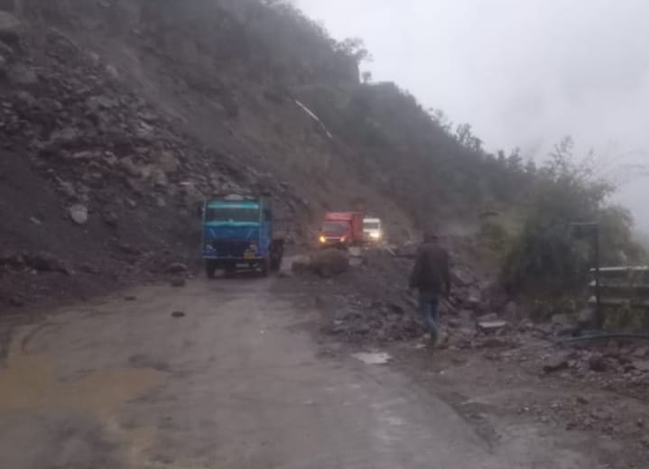Kotdwar: बारिश से गुमखाल और सतपुली के बीच आया मलबा, पौड़ी हाईवे तीन घंटा रहा बाधित