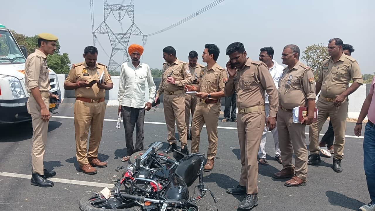 घटनास्थल पर पड़ी बाइक, जांच करती पुलिस