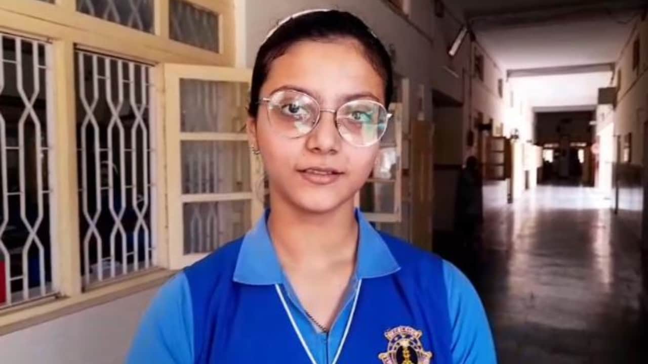 दसवीं की टॉपर प्रजाना पाराशरी