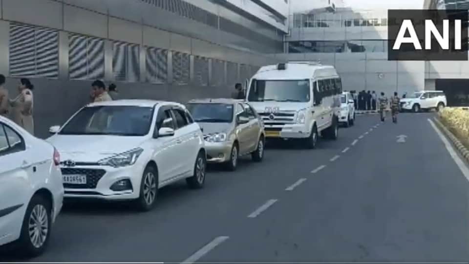 दिल्ली एयरपोर्ट पहुंचा पंजाब सरकार का प्रतिनिधिमंडल