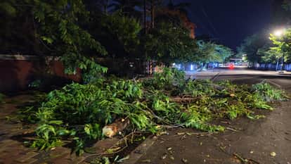 Heavy rain accompanied by thunderstorm and lightning in Bareilly