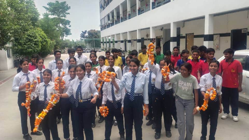 रिजल्ट आने के बाद खुशी मनाते बच्चे।