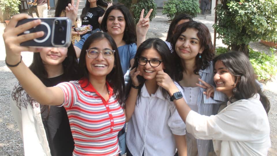 रिजल्ट के बाद खुशी जाहिर करती छात्राएं
