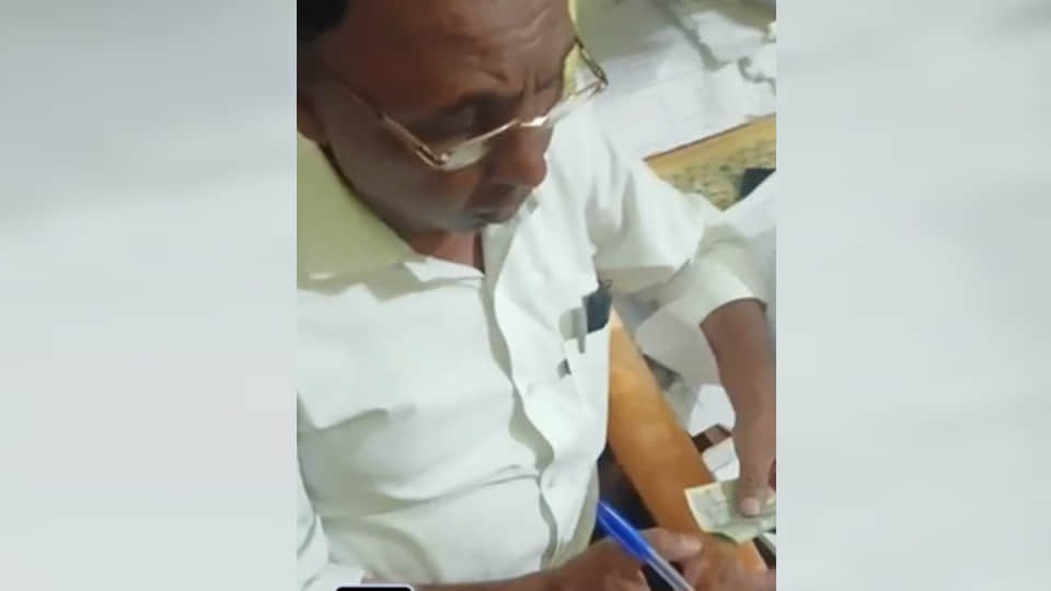 रुपये लेते कायमगंज के कानूनगो