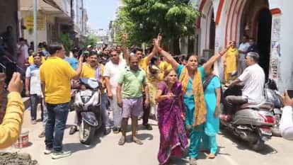 Meerut: Traders and women protest against Housing Development team over notice pasting