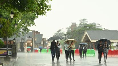 Himachal Light Showers Accompanied by Thunder in Shimla Temperatures Drop Get Detailed Weather Updates