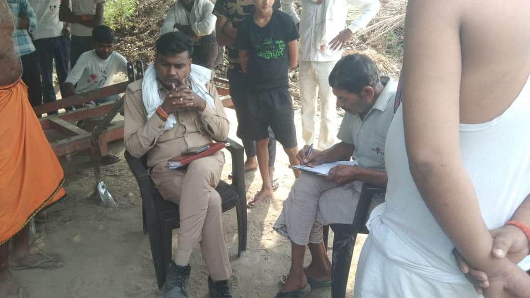 घटनास्थल पर जांच करने पहुंचे पुलिसकर्मी।