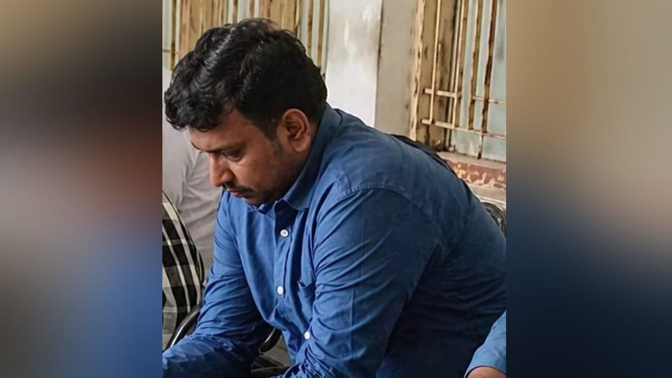 दोषी करार दिए जाने के बाद सिर झुकाए बैठा हत्यारा पति अश्वनी सिंह।