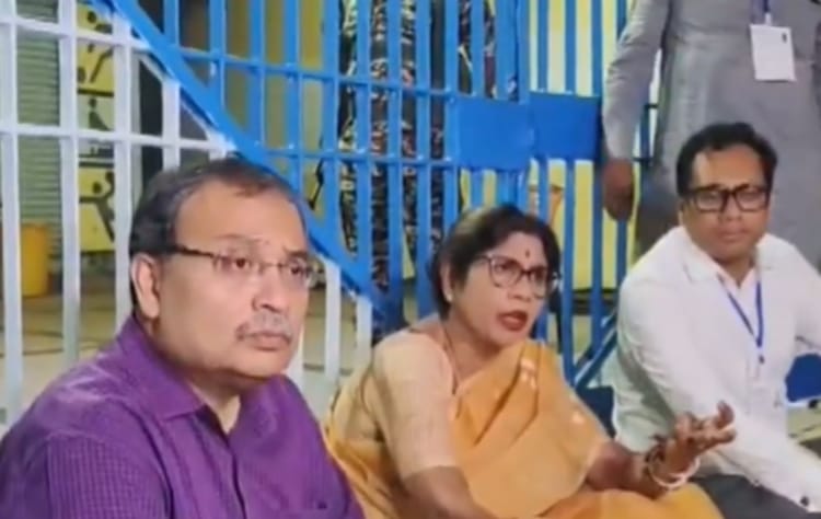 स्ट्रॉन्ग रूम में छेड़छाड़?: कोलकाता में TMC नेताओं का धरना, ममता भी पहुंची; भाजपा-चुनाव आयोग पर लगाए ये आरोप