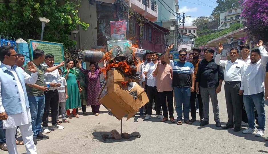 Congress protested against the increase in the price of commercial gas cylinders in Almora
