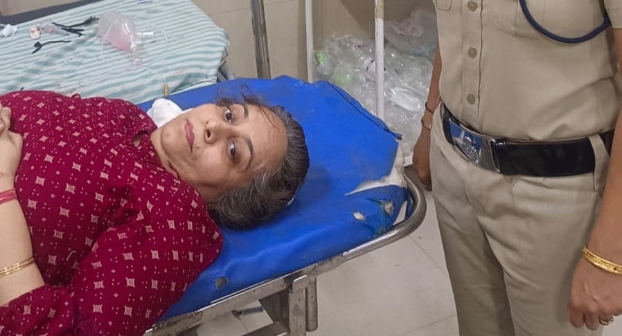 Major Accident Averted at Agra Cantt: RPF Saves Woman Who Fell While Alighting Moving Rajdhani Express
