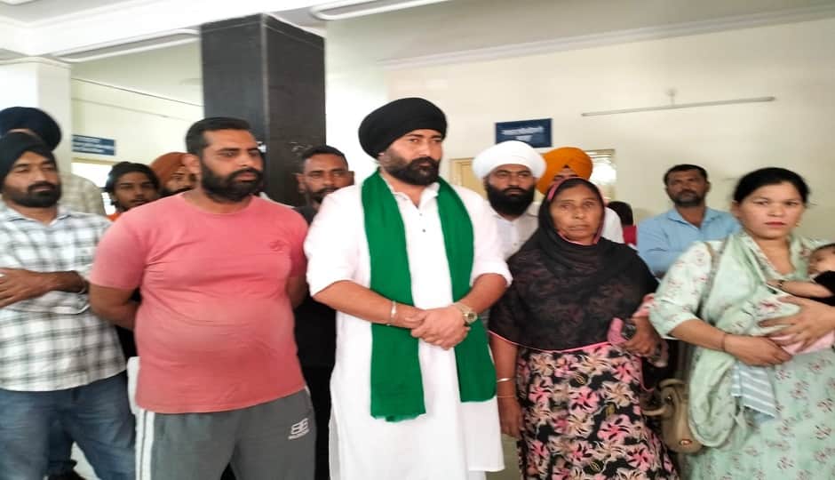 बाजपुर में बयान दर्ज कराने जाते पक्षकार मक्खन सिंह और उनका परिवार।