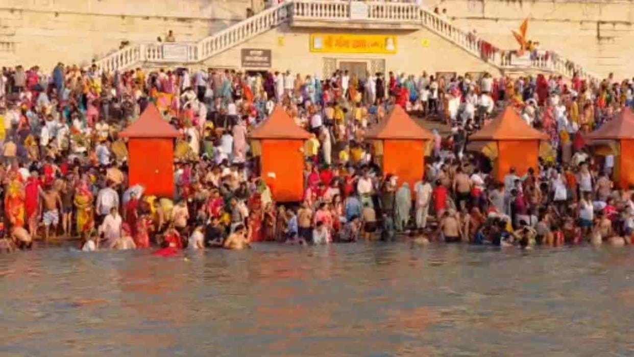 Buddha Purnima Snan Crowds of devotees throng Ganga Ghats including Har Ki Pauri in Haridwar