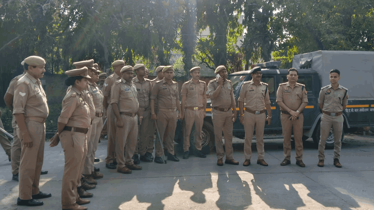चौराहों से फैक्ट्रियों तक पुलिस तैनात