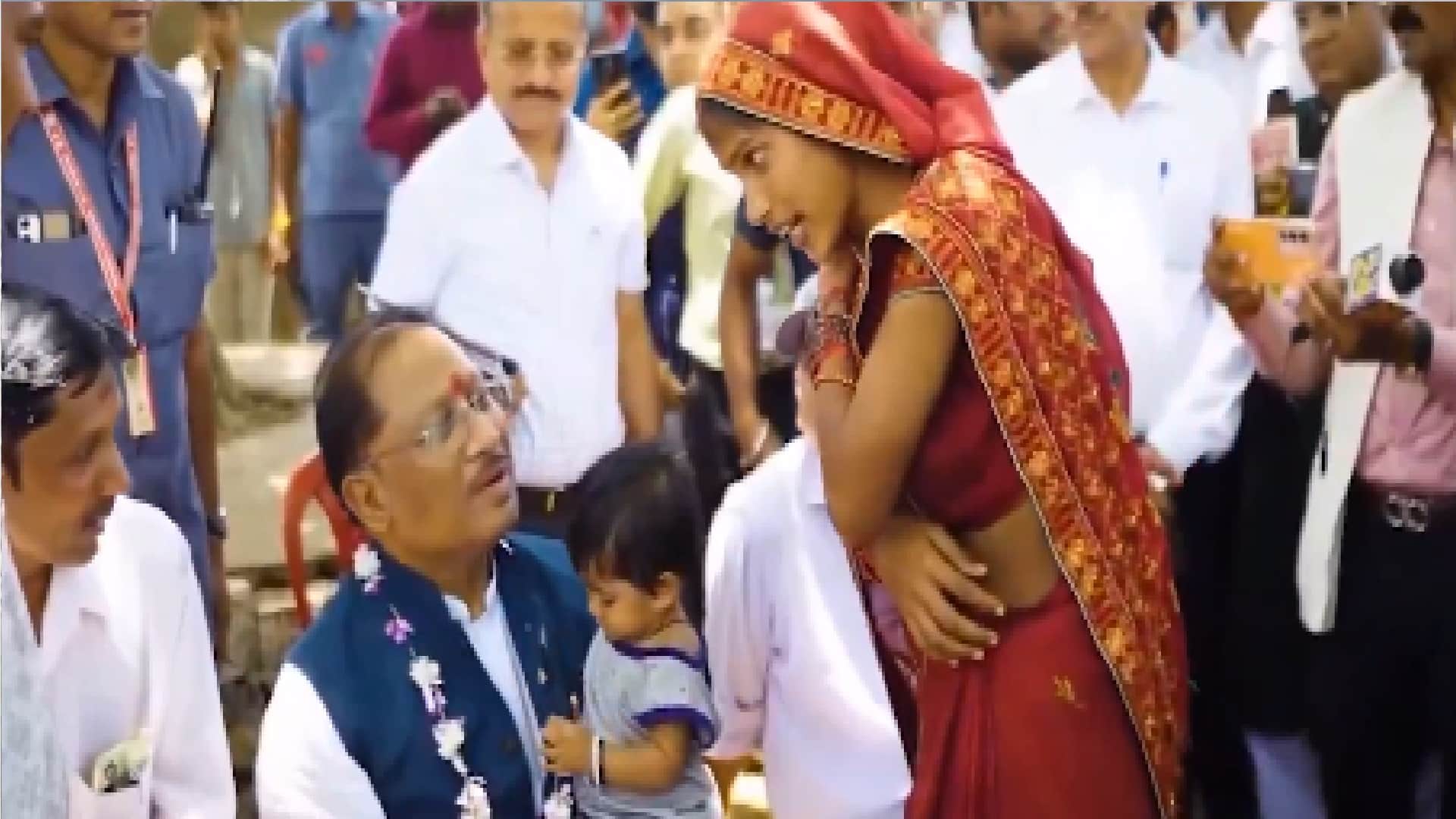 लोगों की शिकायत सुनते सीएम साय