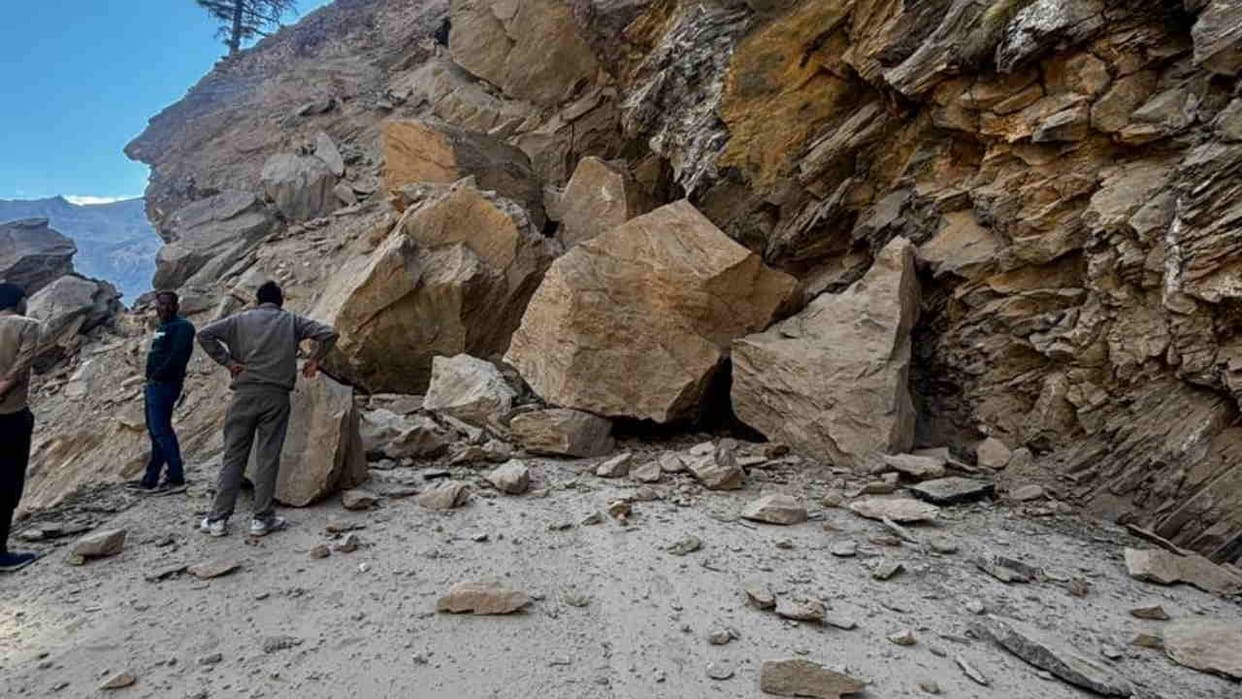 Chamoli News Boulder Falls from Cliff Near Malari on Jyotirmath Niti Motor Road Road Closed
