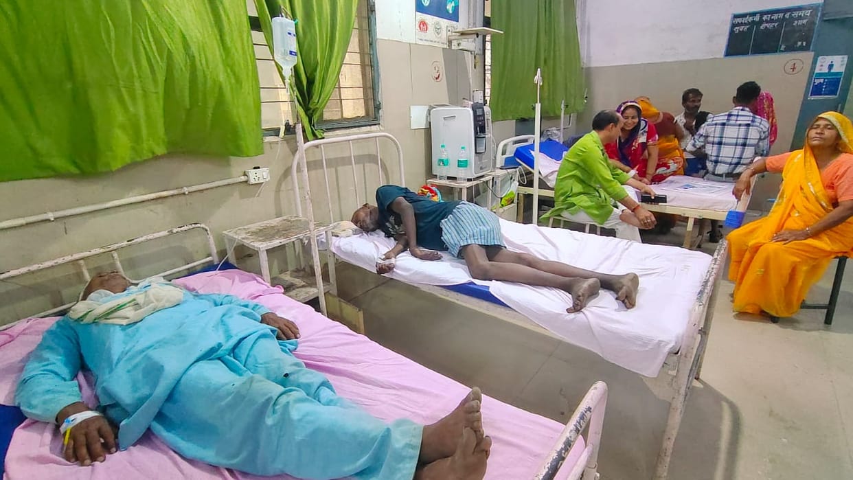 Farrukhabad Bus carrying devotees heading for Ganges overturns 25 injured 11 referred to Lohia Hospital