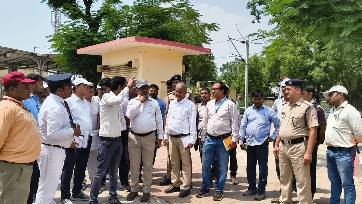 Auraiya DRM Inspects Achhalda Station Reprimands Officials Over Non Functional CCTV Cameras