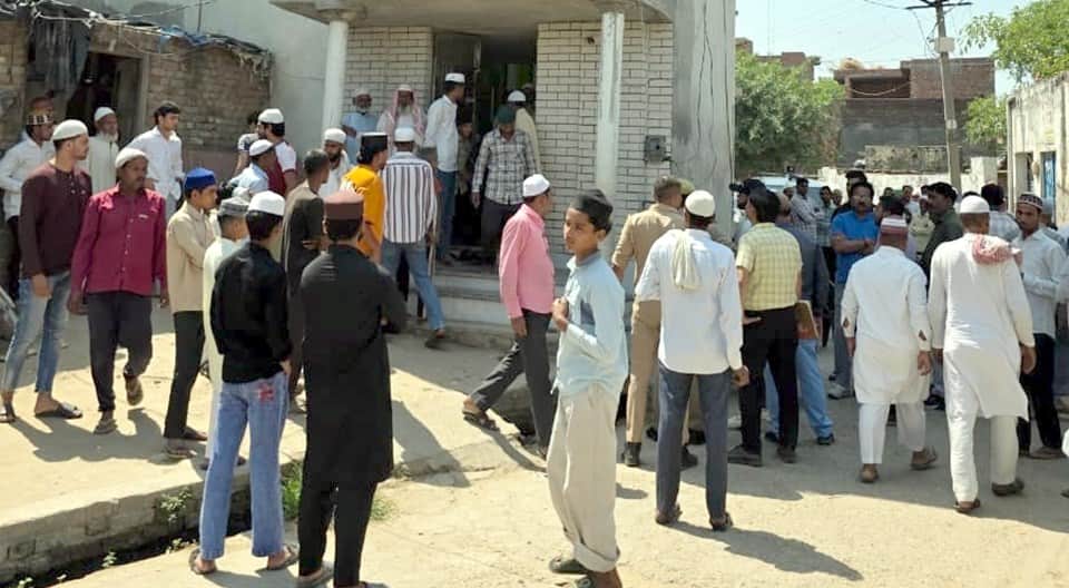 संभल में पैमाइश के दौरान मौजूद लोग