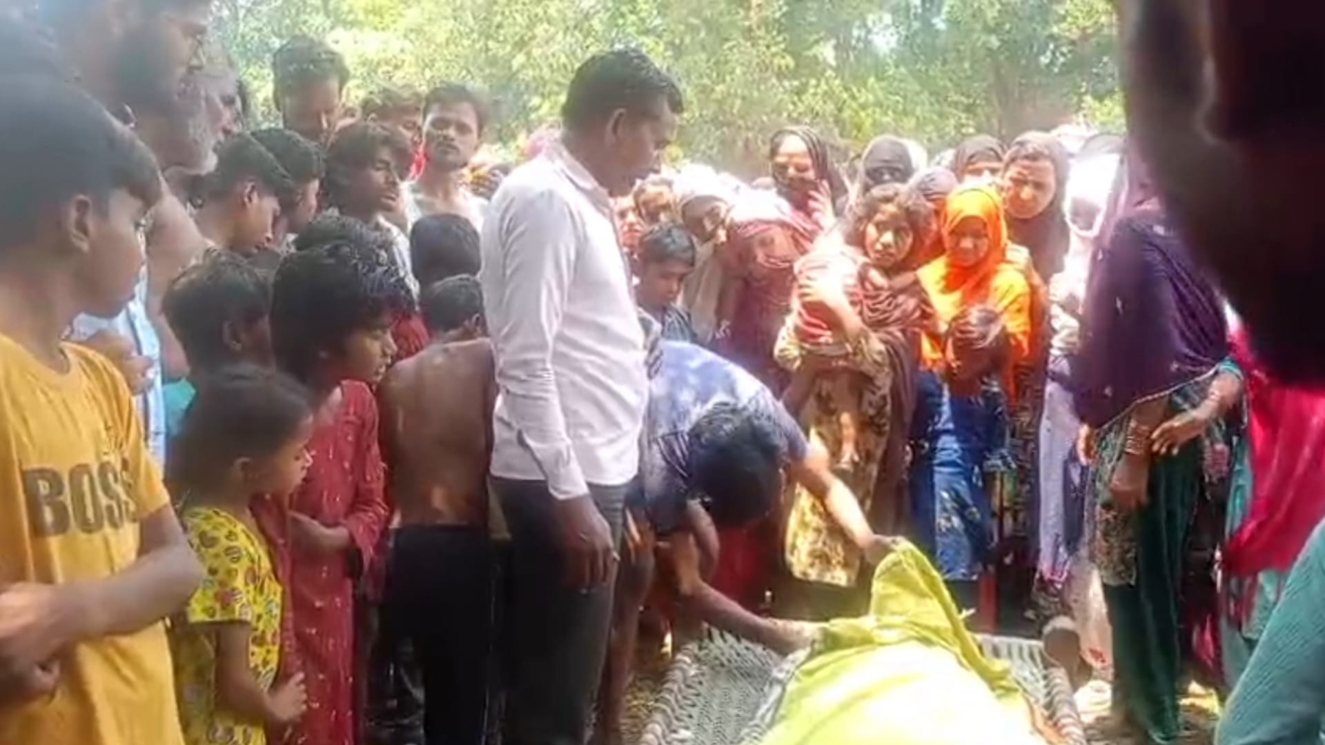 लाइनमैन की मौत के बाद मौके पर जुटी भीड़।