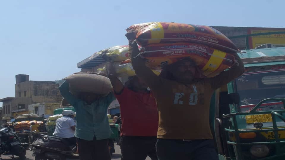 Welfare Scheme Gap: Only a Fraction of 5.85 Lakh Registered Workers in Agra Availing Benefits