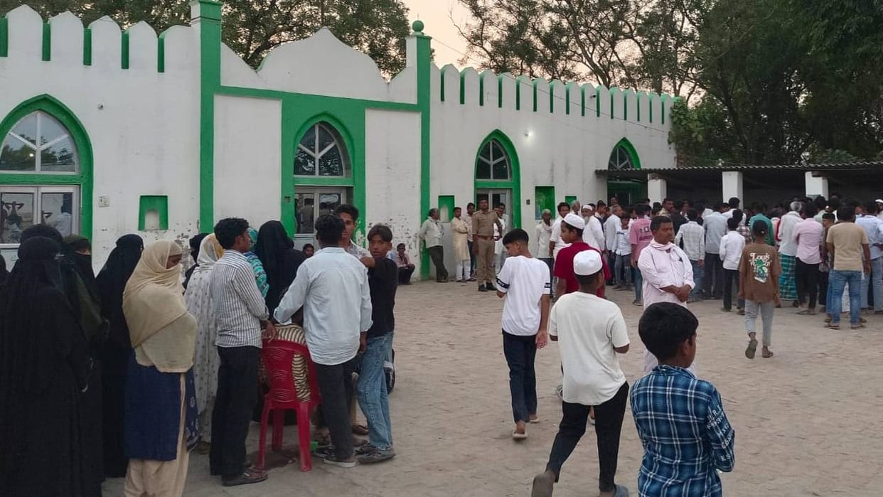 UP: Body of 14-Year-Old Student Found Hanging in Sultanpur Madrasa; Family Demands Action from Police as Crowd